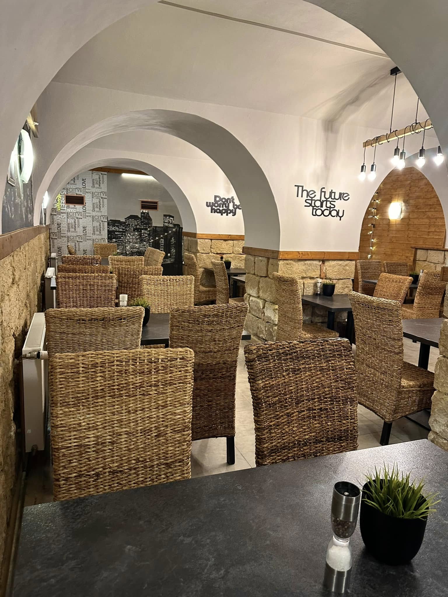 Stylový interiér restaurace America Pod Věží s barem